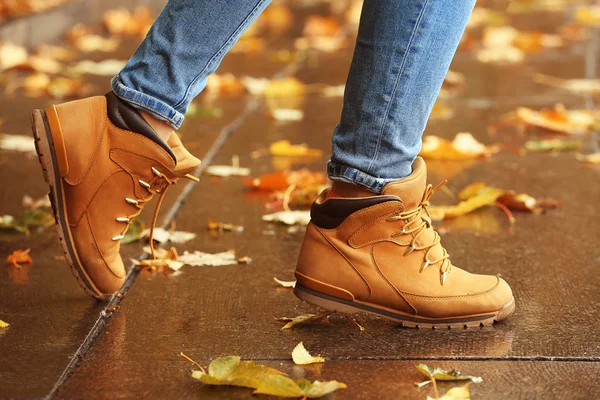 Mujer caminando por la calle —  Fotos de Stock