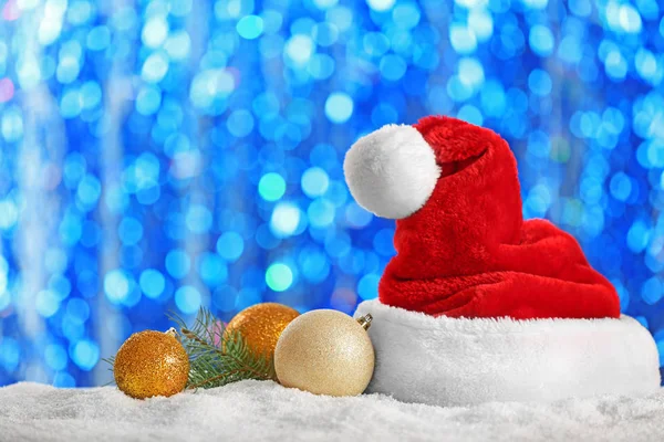 Santa Claus şapka Noel süslemeleri ile — Stok fotoğraf