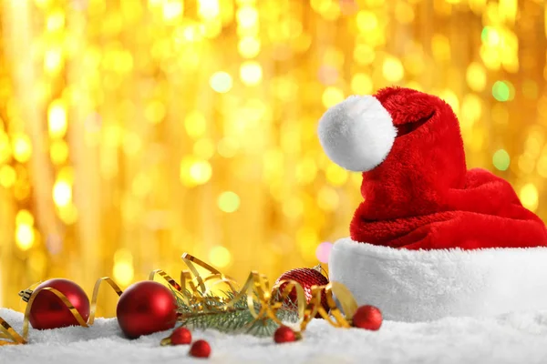 Weihnachtsmann Hut mit Weihnachtsdekoration — Stockfoto