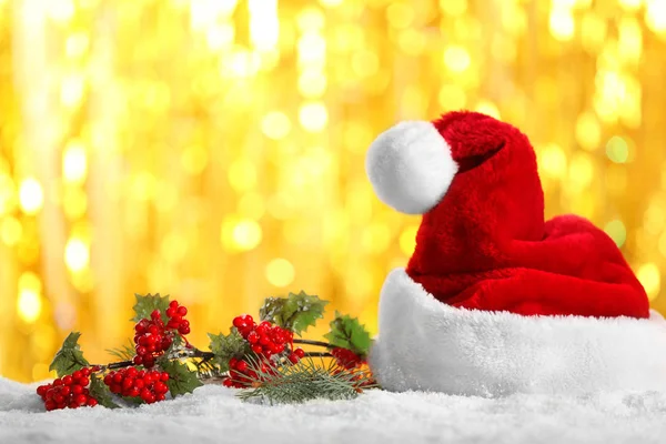 クリスマスの装飾とサンタ クロースの帽子 — ストック写真