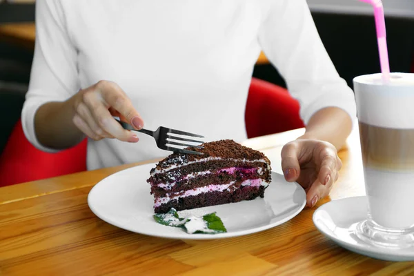 Jonge vrouw eten — Stockfoto