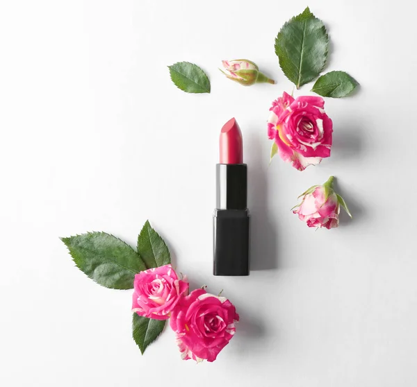 Lippenstift met prachtige bloemen — Stockfoto