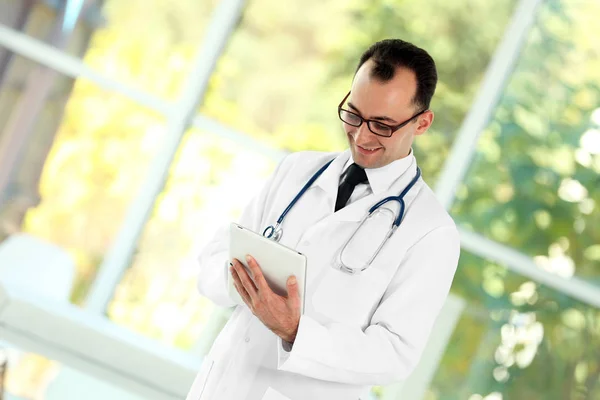 Médico con comprimido en el hospital —  Fotos de Stock