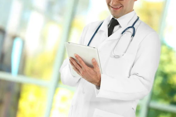 Doctor with tablet at hospital — Stock Photo, Image