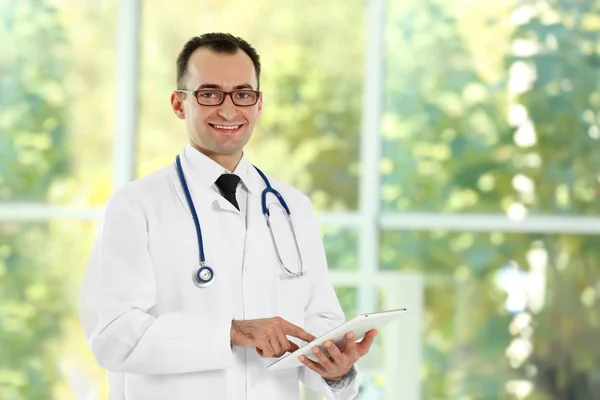 Doktor s tabletem v nemocnici — Stock fotografie
