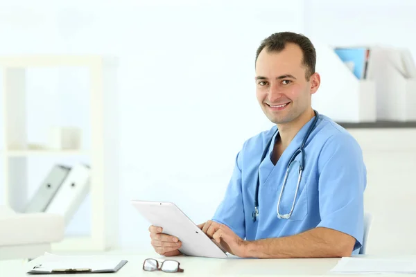 Arts met tablet in ziekenhuis — Stockfoto