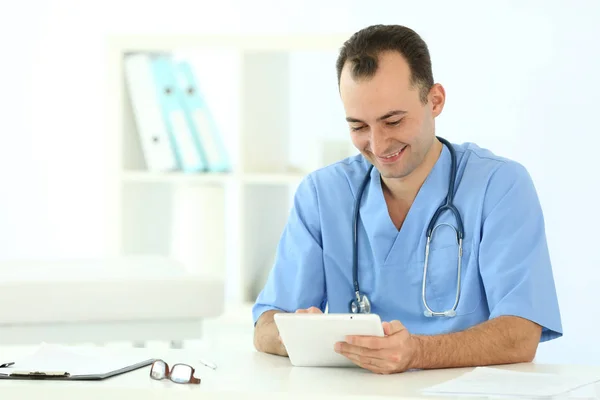 Doktor s tabletem v nemocnici — Stock fotografie
