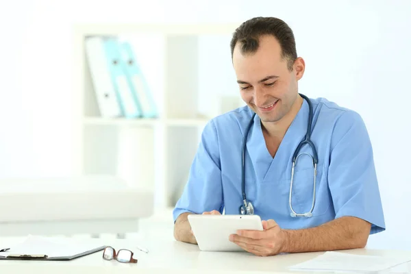 Médico con comprimido en el hospital —  Fotos de Stock