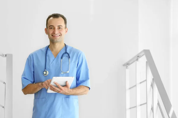 Doktor hastanede tablet ile — Stok fotoğraf
