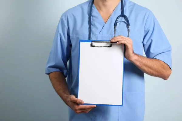 Doctor cu clipboard în mâini, closeup — Fotografie, imagine de stoc