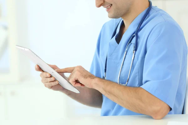 Medico con tablet in ospedale — Foto Stock