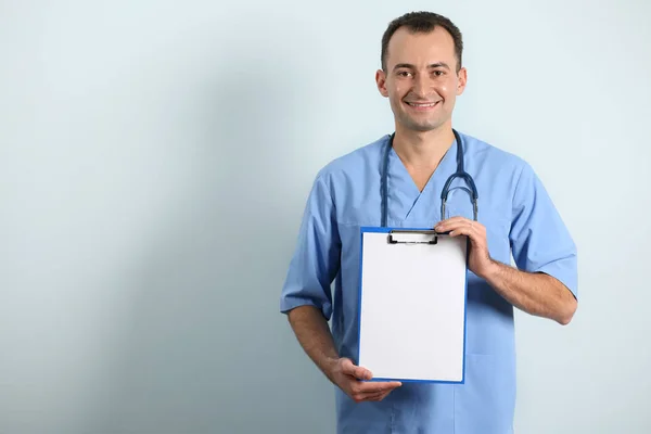 Docteur avec presse-papiers sur fond clair — Photo