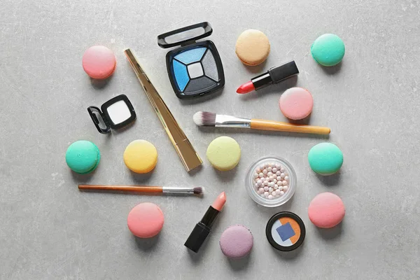 Maquillaje cosmético con macarrones —  Fotos de Stock