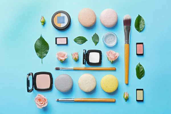 Maquillaje cosmético con macarrones — Foto de Stock