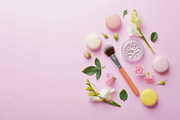 Poudre avec pinceau, macarons — Photo