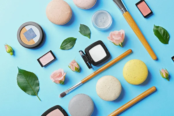 Makeup kosmetiska med macarons — Stockfoto