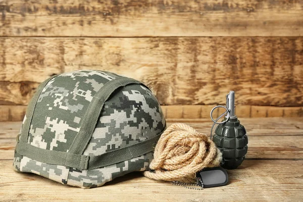 Vojenské helmy, granát a psí známky — Stock fotografie