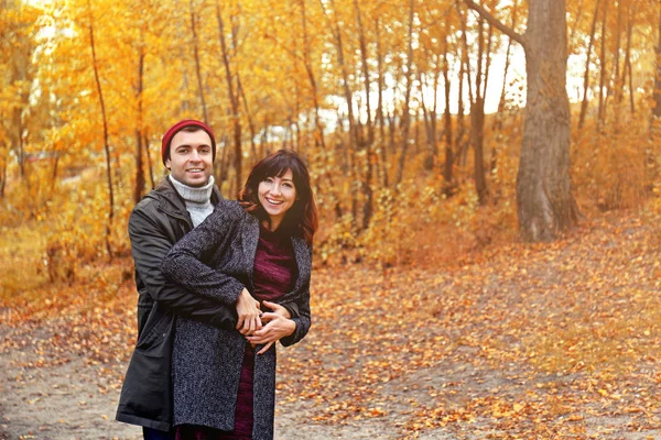 Couple dans le parc d'automne — Photo