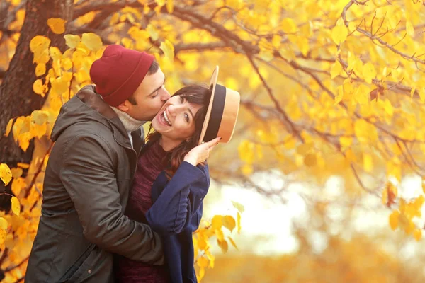 Pareja en el parque de otoño — Foto de Stock