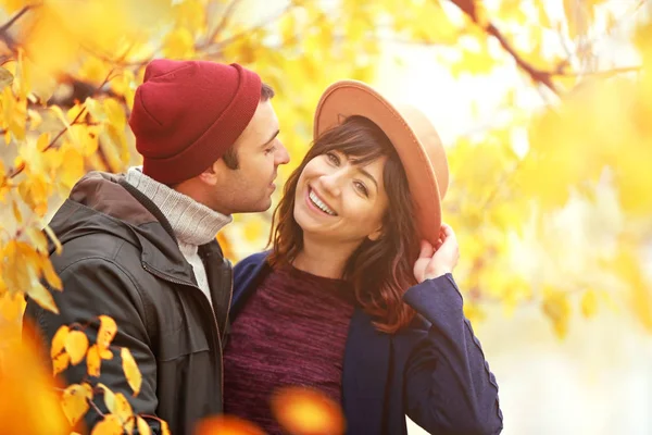 Couple in autumn park — Stock Photo, Image