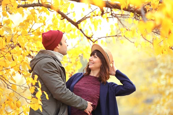 Pareja en el parque de otoño —  Fotos de Stock