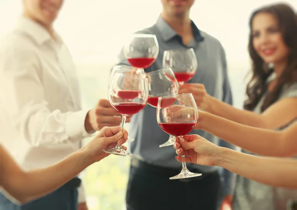 Gente Che Brinda Con Bicchieri Vino Rosso Primo Piano — Foto Stock
