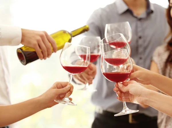 Gente che brinda con bicchieri di vino — Foto Stock