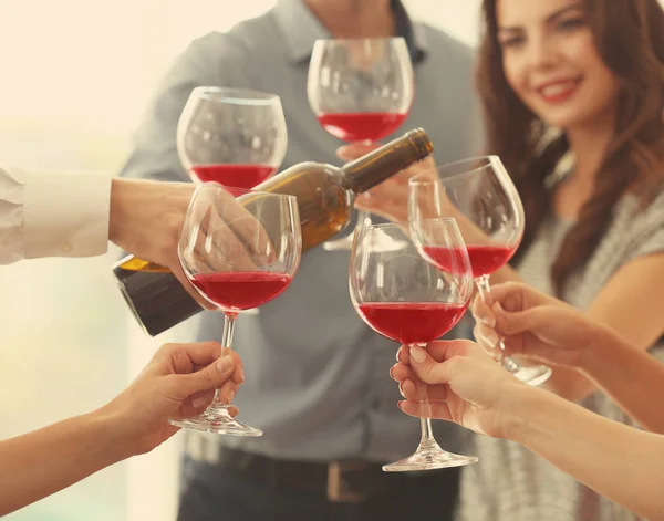 クローズ アップ赤ワインのグラスを持つ人々 — ストック写真