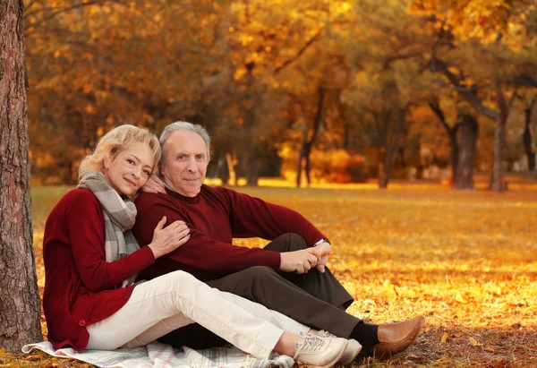 Reifes Paar im Herbstpark — Stockfoto