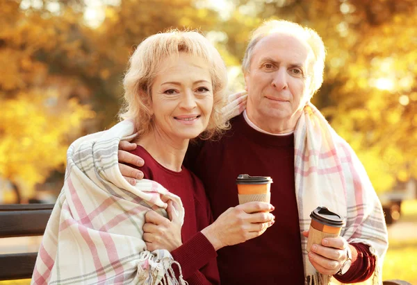 Reifes Paar mit Kaffee im Park — Stockfoto