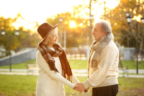 Parejas maduras en el parque de otoño — Foto de Stock