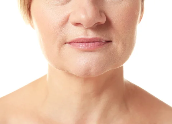 Gesicht der erwachsenen Seniorin auf weißem Hintergrund — Stockfoto