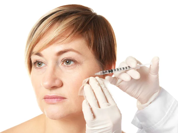 Hialuronsav injekció az arcfiatalító eljárást — Stock Fotó