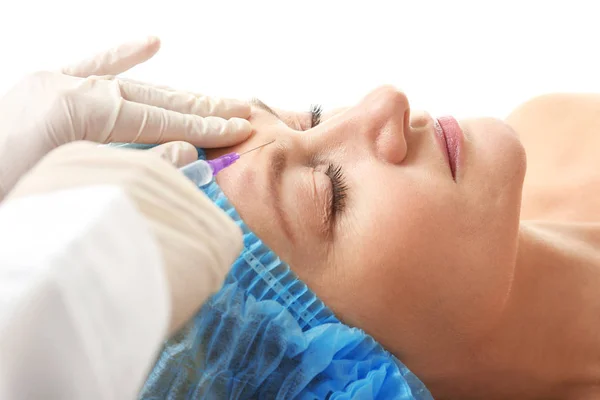 Injeção de ácido hialurônico para procedimento de rejuvenescimento facial — Fotografia de Stock