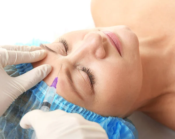 Hyaluronzuur injectie voor gezicht verjonging procedure — Stockfoto