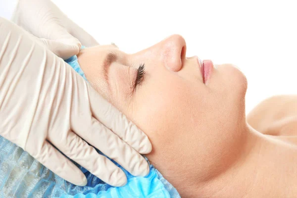 Doctor preparing woman for surgery operation — Stock Photo, Image