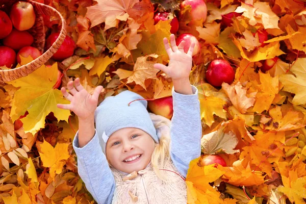 Cute little girl in autumn park — Stock Photo, Image