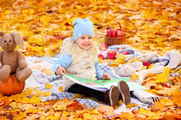 Linda niña en el parque de otoño —  Fotos de Stock