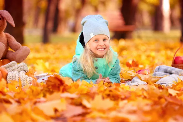 Aranyos kislány az őszi parkban. — Stock Fotó
