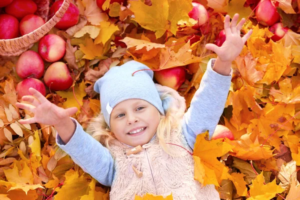 Cute little girl w jesiennym parku — Zdjęcie stockowe