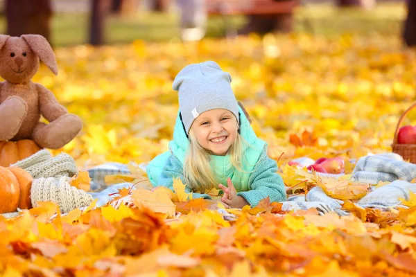 Cute little girl in autumn park — Stock Photo, Image