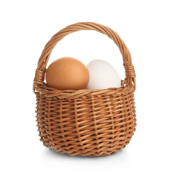 Корзина с сырыми яйцами — стоковое фото