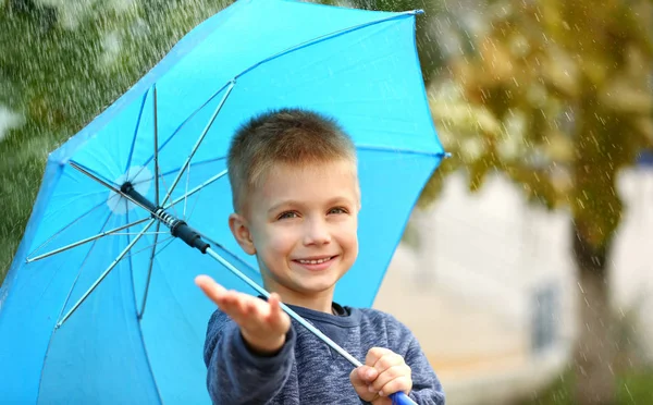 con paraguas fotos de stock, imágenes de Niños con paraguas royalties | Depositphotos