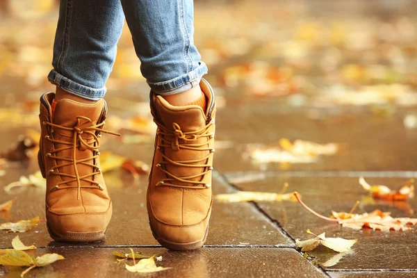 Женщина, идущая по улице — стоковое фото