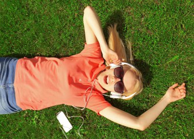 kulaklıklar ile güzel bir kadın