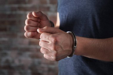 adam kelepçeli eller 