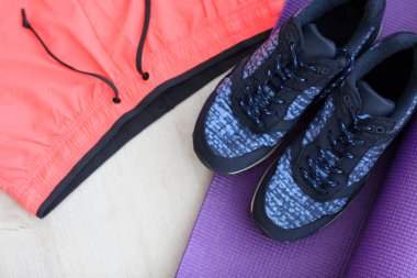 Kattaki spor araçlarıyla rahat spor ayakkabılar