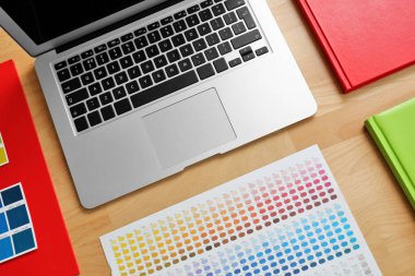 dizüstü bilgisayar ile tasarımcı çalışma alanı