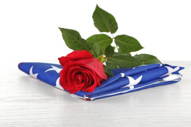Amerikan bayrağı kırmızı gül