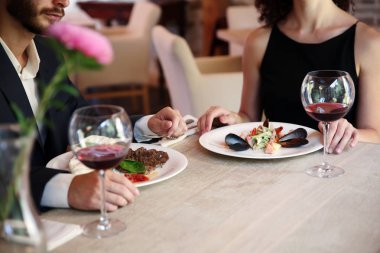 Erkek ve kadın closeup restoranda akşam yemeği